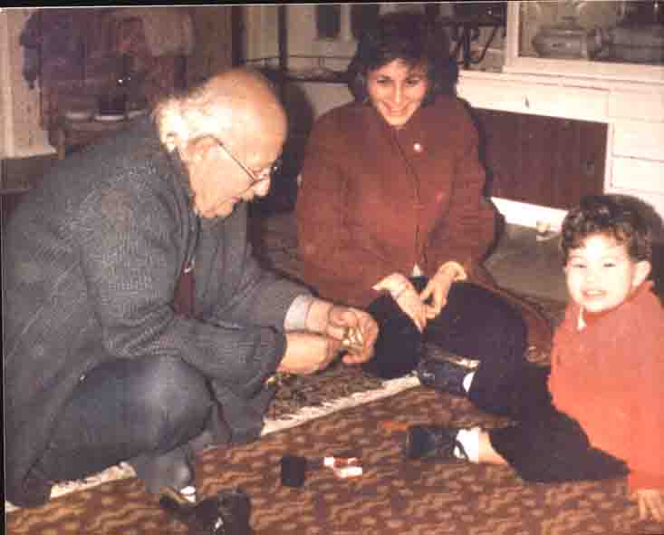 Ethem Aydın, gelini Nilgün ve torunu Ethem Oğuz Aydın Ethem Aydın, gelini Nilgün ve torunu Ethem Oğuz Aydın